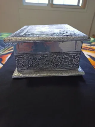 Joyero Indú de Madera y Metal Repujado