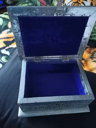 Joyero Indú de Madera y Metal Repujado