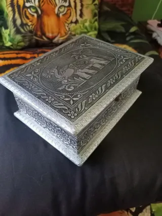 Joyero Indú de Madera y Metal Repujado