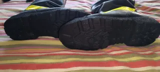 Botas de bombero negras con detalles amarillos