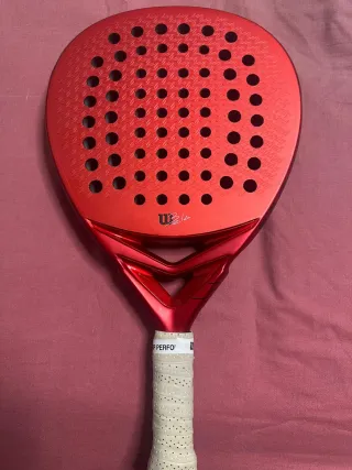 Pala de pádel Wilson roja