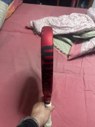 Pala de pádel Wilson roja