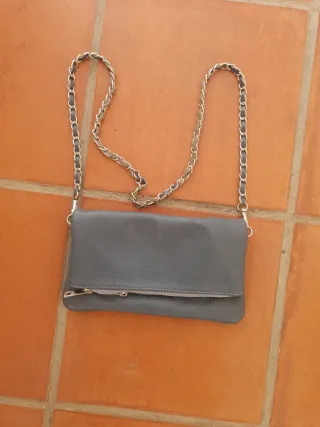 Bolso de piel  con cadena