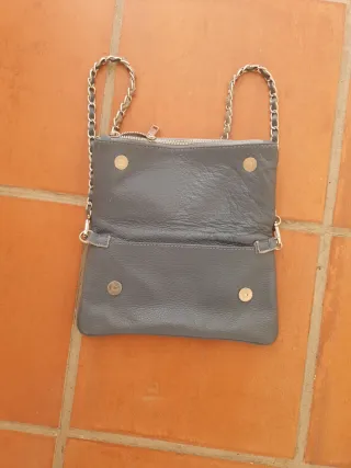 Bolso de piel  con cadena