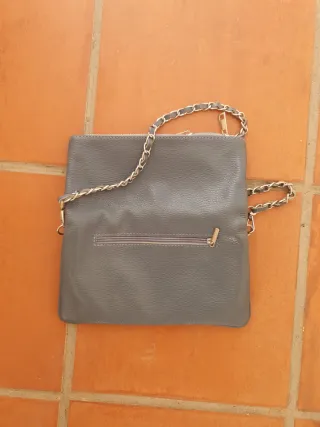 Bolso de piel  con cadena