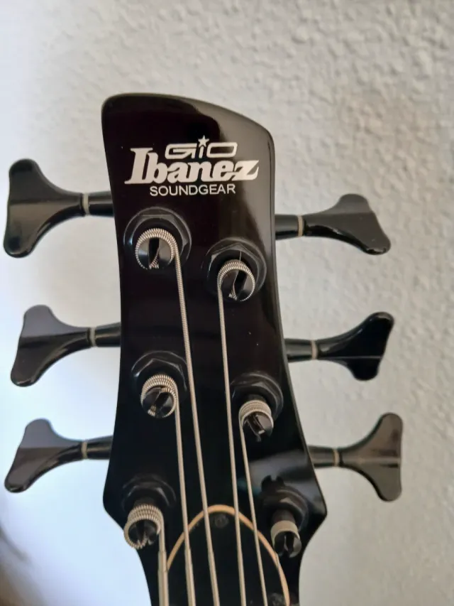Bajo Ibanez 6 cuerdas negro