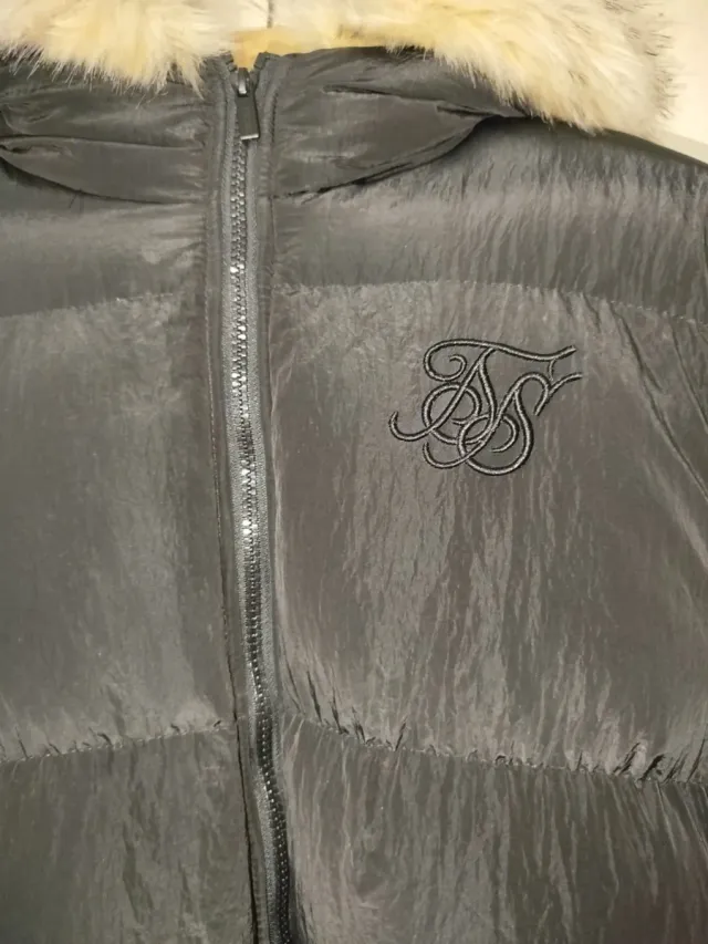 Chaqueta SikSilk Negra con Capucha y Pelo