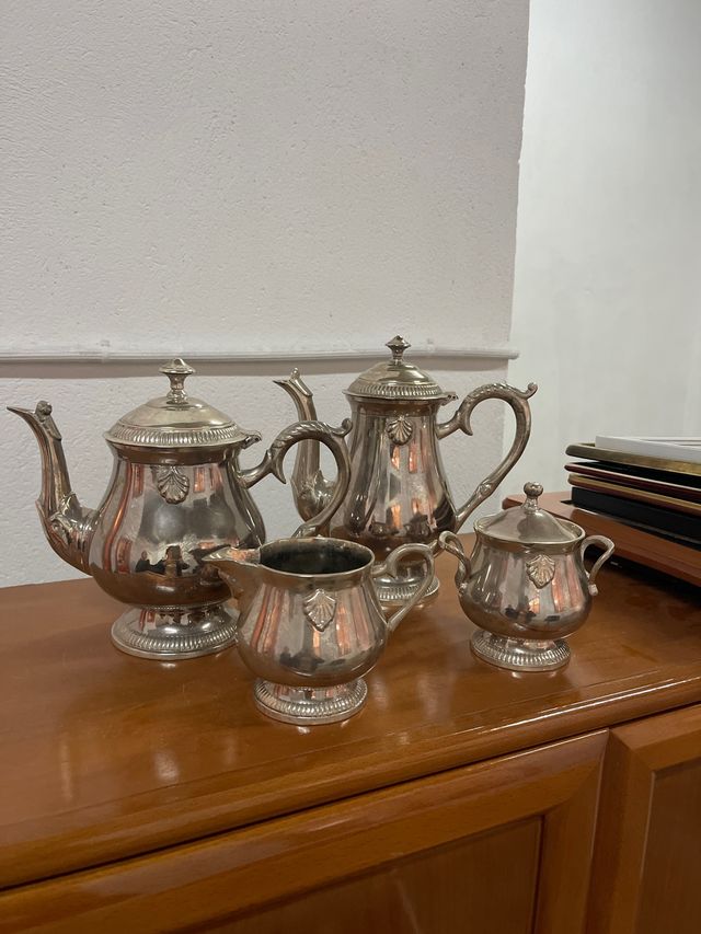 es metal plateado (silver plated), no plata maciza