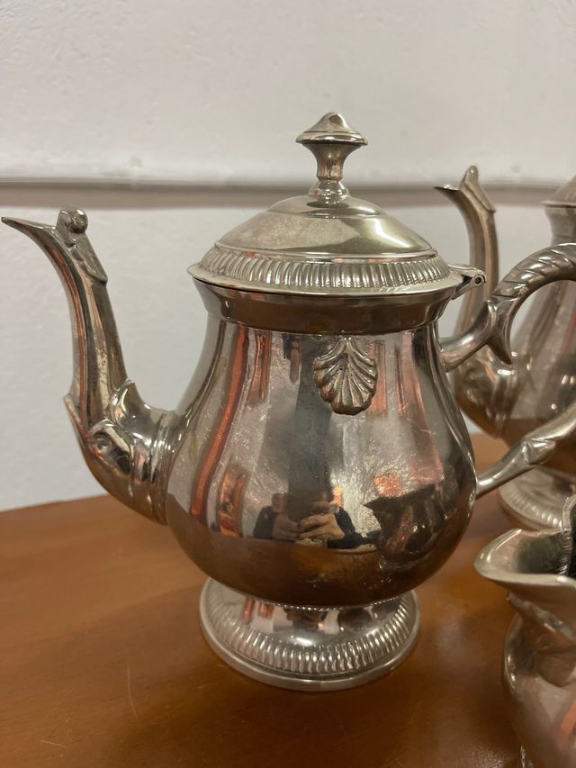 es metal plateado (silver plated), no plata maciza