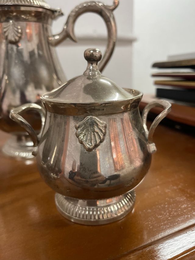 es metal plateado (silver plated), no plata maciza