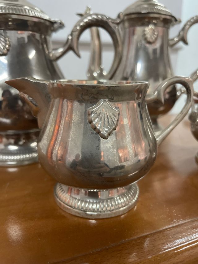 es metal plateado (silver plated), no plata maciza