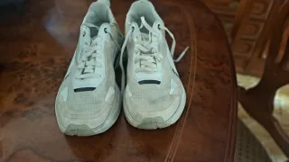Zapatillas deportivas grises y blancas
