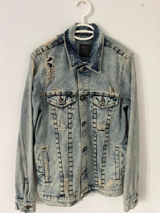 Chaqueta vaquera desgastada