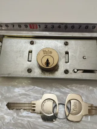 Cerradura Yale con 2 llaves