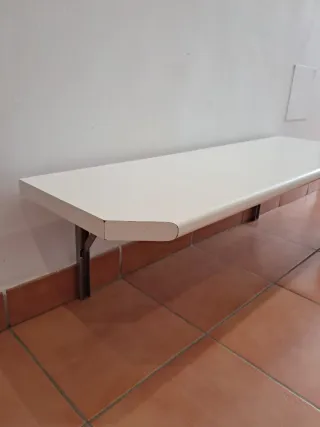 Mesa plegable de pared blanca