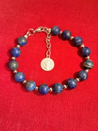 Pulsera hecho de piedras naturales lapislázuli y p