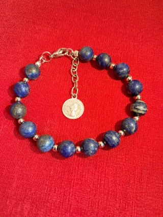 Pulsera hecho de piedras naturales lapislázuli y p