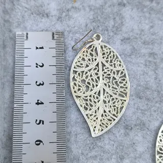 Pendientes largos plateados hoja