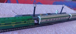 Andén descubierto con farolas