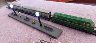 Andén descubierto con farolas