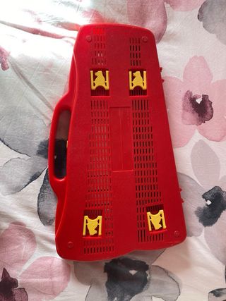 Xilófono infantil rojo con baquetas