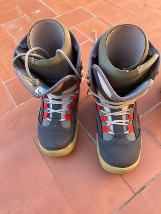 Botas de Snowboard Grises y Rojas con doble botin.
