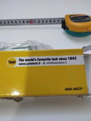 Cerradura Yale para persianas sin estrenar