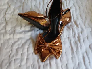 Zapatos tacón Stradivarius lazo dorado