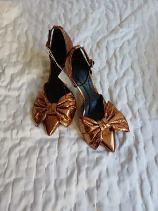 Zapatos tacón Stradivarius lazo dorado