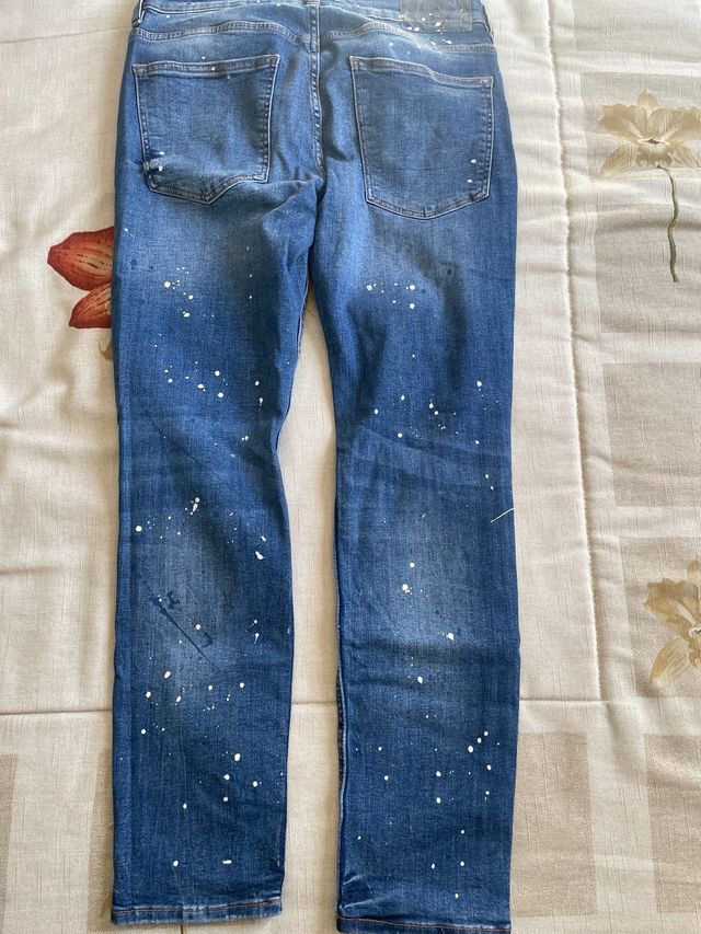 Vaqueros Bershka rotos y pintados