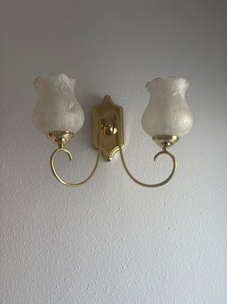 Lámpara de pared dorada y blanca