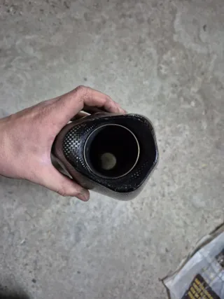 Silenciador de moto negro