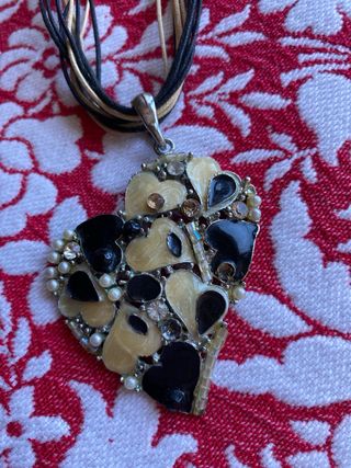 Collar corazón negro y dorado