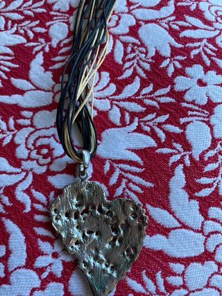 Collar corazón negro y dorado