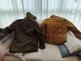 Dos cazadoras Pull&Bear verde y mostaza