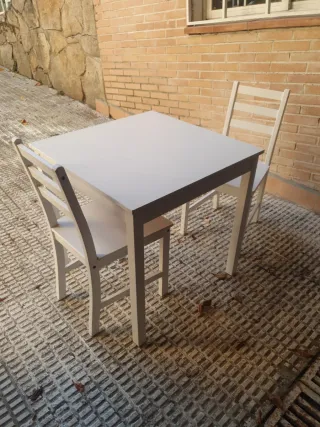 Mesa y 2 sillas comedor