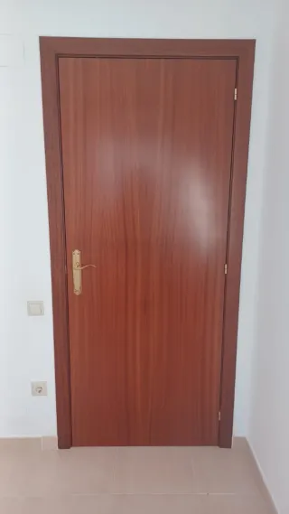 Puertas nuevas, madera maciza y de 82,5 cm.