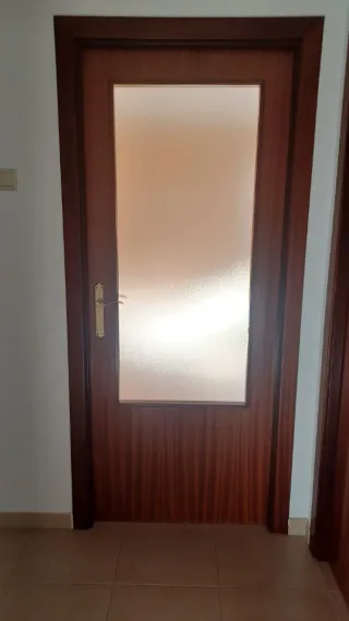 Puertas nuevas, madera maciza y de 82,5 cm.