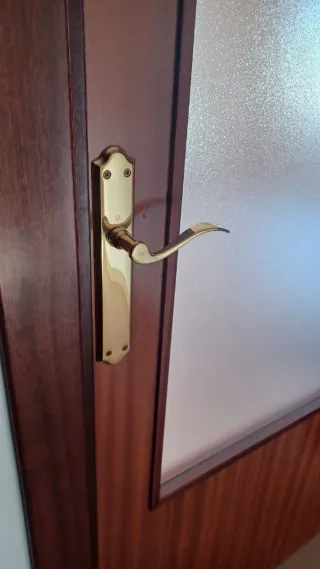 Puertas nuevas, madera maciza y de 82,5 cm.