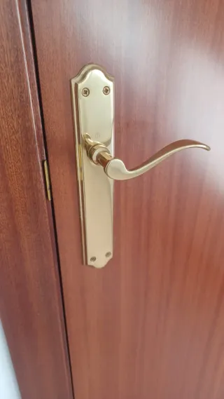 Puertas nuevas, madera maciza y de 82,5 cm.