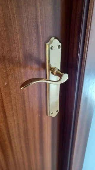 Puertas nuevas, madera maciza y de 82,5 cm.