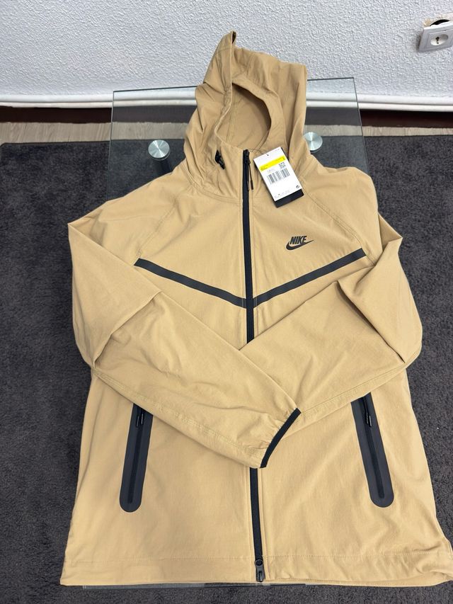 Chaqueta Nike Tech Woven Deportiva Beige