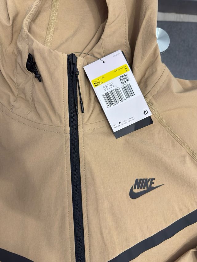 Chaqueta Nike Tech Woven Deportiva Beige