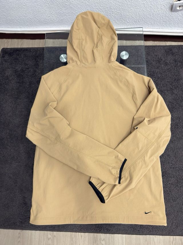 Chaqueta Nike Tech Woven Deportiva Beige