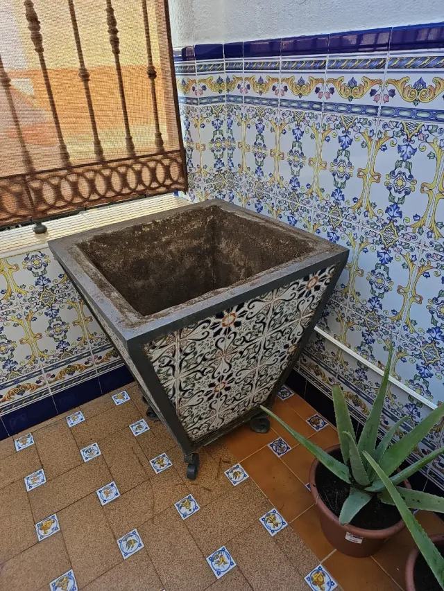 Macetero de cerámica y metal hecho a mano