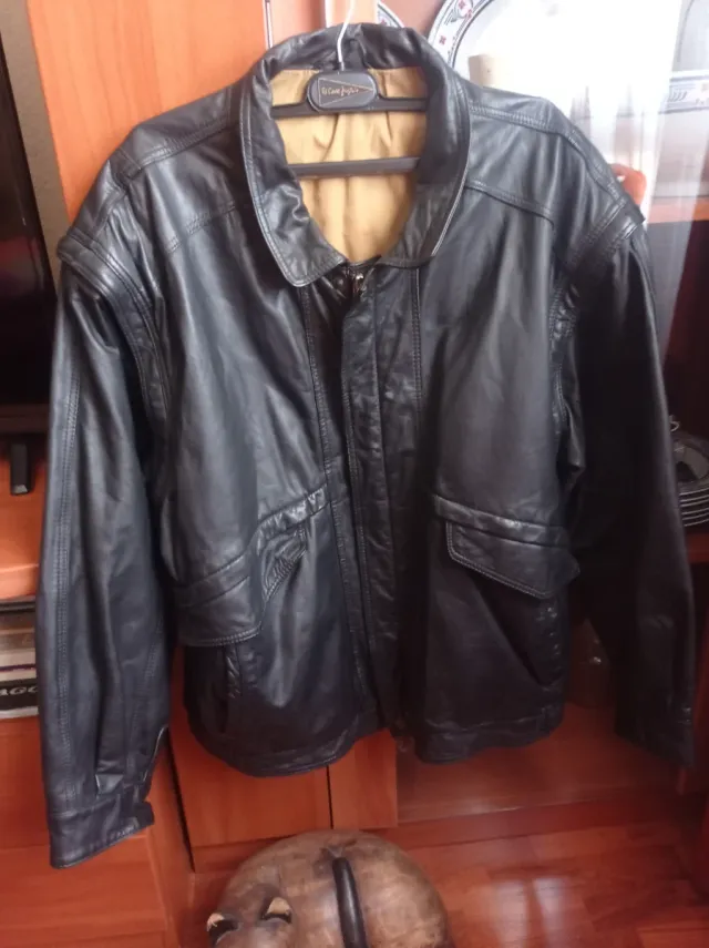Chaqueta de hombre piel negra.