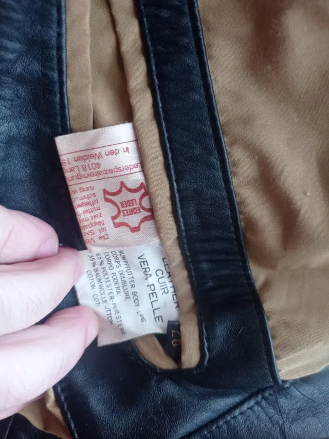 Chaqueta de hombre piel negra.