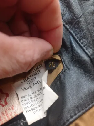 Chaqueta de hombre piel negra.