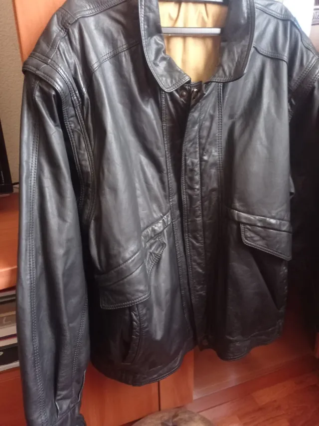 Chaqueta de hombre piel negra.