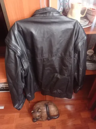 Chaqueta de hombre piel negra.